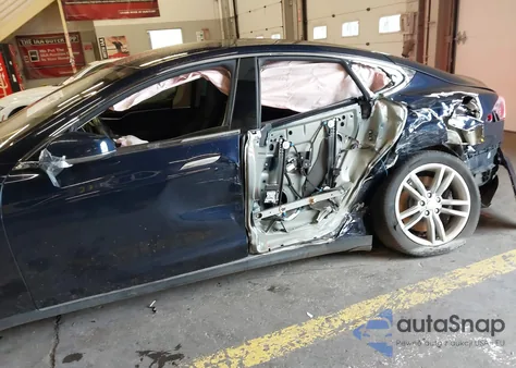 2013 Tesla Model S z USA, uszkodzony, nr VIN 5YJSA1CN7DFP27954